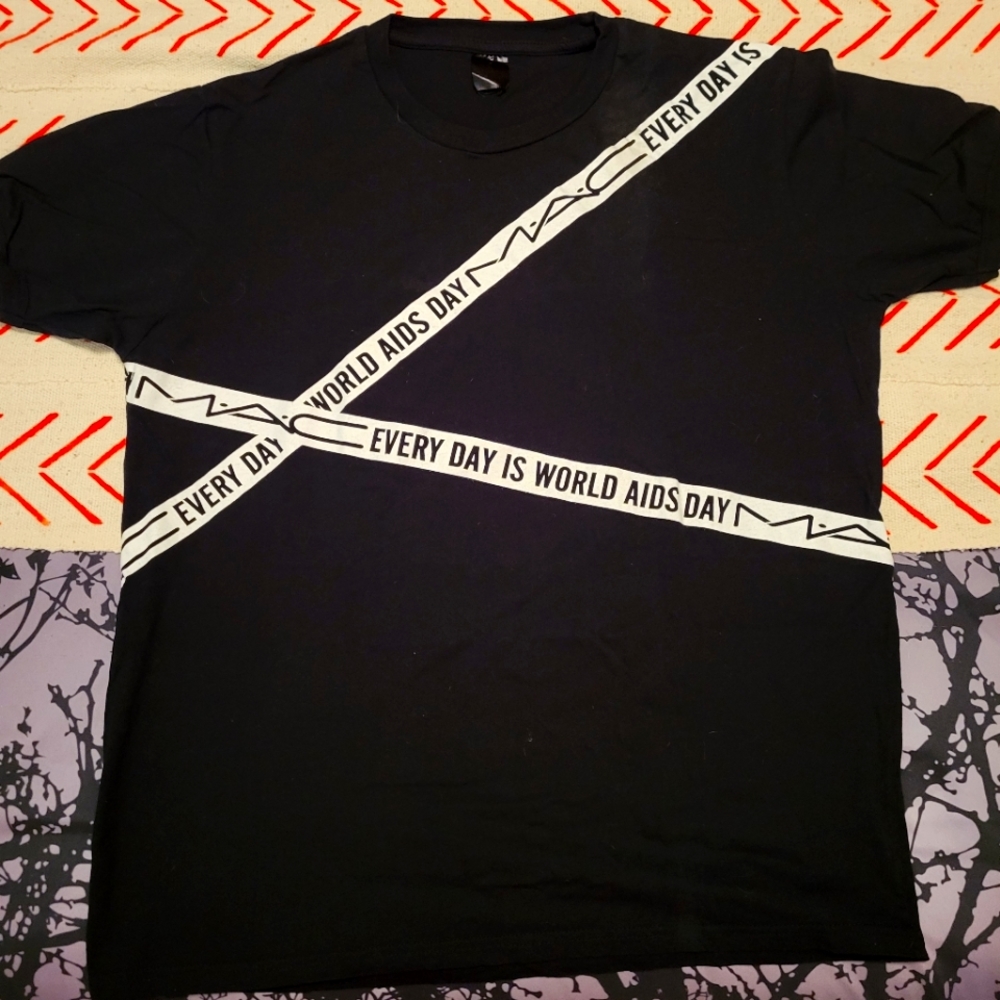 M.A.C. EVERY DAY IS WORLD AIDS DAY TSHIRT SIZE 5 NEW